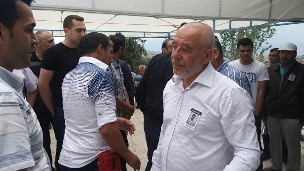 İSTANBUL ATATÜRK HAVALİMANI'NDA MEYDANA GELEN HAİN SALDIRIDA HAYATINI KAYBEDEN YER HİZMETLERİ GÖREVLİSİ ÇAĞLAYAN ÇÖL, MEMLEKETİ ÇORUM’UN OSMANCIK İLÇESİNE BAĞLI BAŞPINAR KÖYÜNDE SON YOLCULUĞUNA UĞURLANDI. BABA OSMAN ÇÖL, TAZİYELERİ KABUL EDERKEN AYAKTA DURMAKTA GÜÇLÜK ÇEKTİ. (İSMAİL KABAKDERE/ÇORUM-İHA)