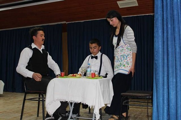 ‘ENGELLERİ AŞ DA GEL’ TİYATROSU BEĞENİLDİ