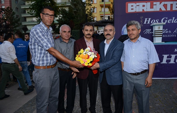 GÜLABİBEY MHALLESİ SAKİNLERİ HİZMETLERİNDEN DOLAYI BELEDİYE BAŞKANI MUZAFFER KÜLCÜ'YE ÇİÇEK TAKDİM ETTİ (M. MUTTALİP YALÇIN/ÇORUM-İHA)