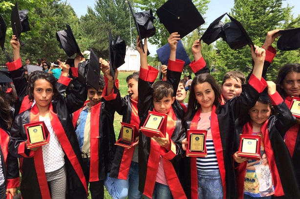 MİNİKLERDE MEZUNİYET SEVİNCİ YAŞADI