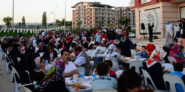YETİMLER İÇİN İFTAR SOFRASI KURULDU