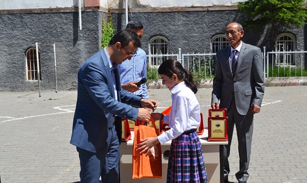 ÖĞRENCİLER ÖDÜLLERİNİ ALDI