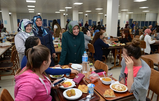 YURT ÖĞRENCİLERİYLE İFTAR AÇTI