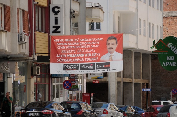 MUHTARDAN KÜLCÜ’YE PANKARTLI TEŞEKKÜR