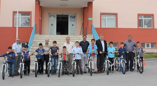 BAŞARILI ÖĞRENCİLERE BİSİKLET HEDİYESİ