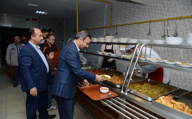 KÜLCÜ İFTARINI ÖĞRENCİLERLE AÇTI