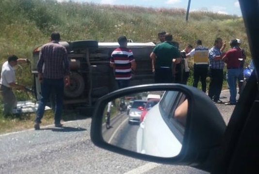 ÇORUM’DA ÜÇ OTOMOBİL BİRBİRİNE GİRDİ