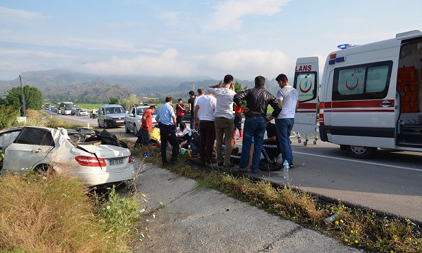 ÇORUM’UN OSMANCIK İLÇESİNDE KONTROLDEN ÇIKAN OTOMOBİLİN ŞARAMPOLE UÇMASI SONUCU MEYDANA GELEN TRAFİK KAZASINDA 3’Ü ÇOCUK 7 KİŞİ YARALANDI. (İSMAİL KABAKDERE/ÇORUM-İHA)