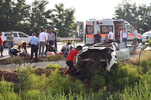 ÇORUM’UN OSMANCIK İLÇESİNDE KONTROLDEN ÇIKAN OTOMOBİLİN ŞARAMPOLE UÇMASI SONUCU MEYDANA GELEN TRAFİK KAZASINDA 3’Ü ÇOCUK 7 KİŞİ YARALANDI. (İSMAİL KABAKDERE/ÇORUM-İHA)