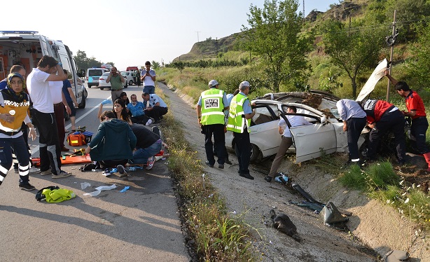 ÇORUM’UN OSMANCIK İLÇESİNDE KONTROLDEN ÇIKAN OTOMOBİLİN ŞARAMPOLE UÇMASI SONUCU MEYDANA GELEN TRAFİK KAZASINDA 3’Ü ÇOCUK 7 KİŞİ YARALANDI. (İSMAİL KABAKDERE/ÇORUM-İHA)