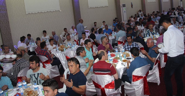 VERİLEN İFTAR YEMEĞİNDE KATILIM SAĞLAYAN ESNAF BİR ARAYA GELDİLER (İSMAİL KABAKDERE/ÇORUM-İHA)