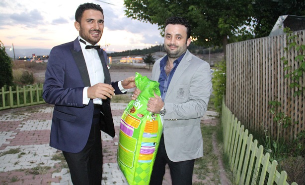 ÇORUM'DA DÜNYA EVİNE GİREN MERVE - SERKAN GÜNAL ÇİFTİNİN İSTEĞİ ÜZERİNE DAVETLİLER DÜĞÜNE ÇİÇEK YERİNE KÖPEK MAMASI GETİRDİLER. (M. MUTTALİP YALÇIN/ÇORUM-İHA)