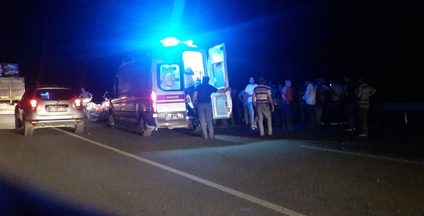ÇORUM’UN KARGI İLÇESİNDE, BİR OTOMOBİLİN MOTOSİKLETLE ÇARPIŞMASI SONUCU MEYDANA GELEN TRAFİK KAZASINDA 1 KİŞİ ÖLDÜ, 2 KİŞİ AĞIR YARALANDI. (TURAN OZAN ACAR/ÇORUM-İHA)