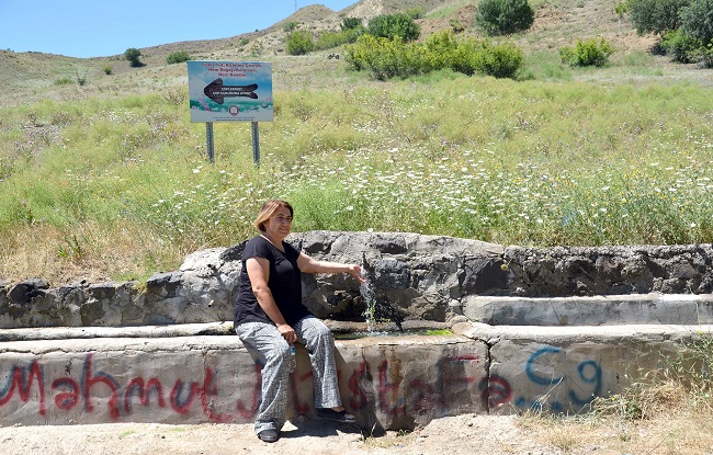 MUHTAR SULTAN ASLAN, YOL ÜZERİNDE BULUNAN ÇEŞMELERİ SAĞLIKLI SUYA KAVUŞTURDUKLARINI DİLE GETİRDİ. (İSMAİL KABAKDERE/ÇORUM-İHA)