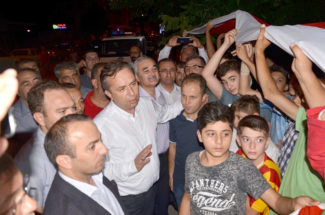 MİLLETVEKİLİ AHMET SAMİ CEYLAN KENDİSİNİ BAYRAKLARLA KARŞILAYAN GENÇLERE TEŞEKKÜR ETTİ. (İSMAİL KABAKDERE/ÇORUM-İHA)