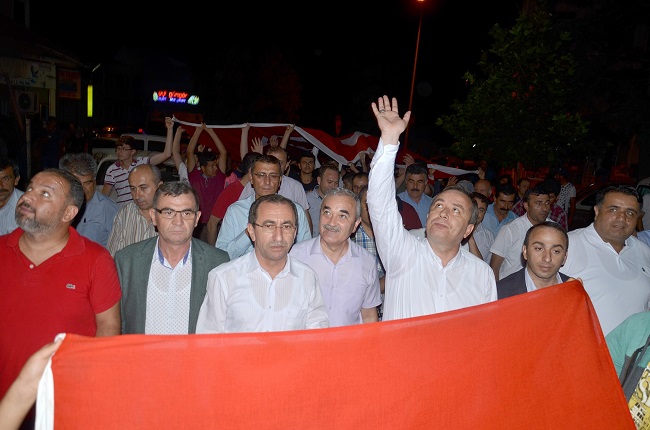 MİLLETVEKİLİ AHMET SAMİ CEYLAN, MİTİNG ALANINA GİDERKEN KENDİSİNE BALKONLARDAN SEVGİ GÖSTERİSİ YAPAN VATANDAŞLARI SELAMLADI. (İSMAİL KABAKDERE/ÇORUM-İHA)