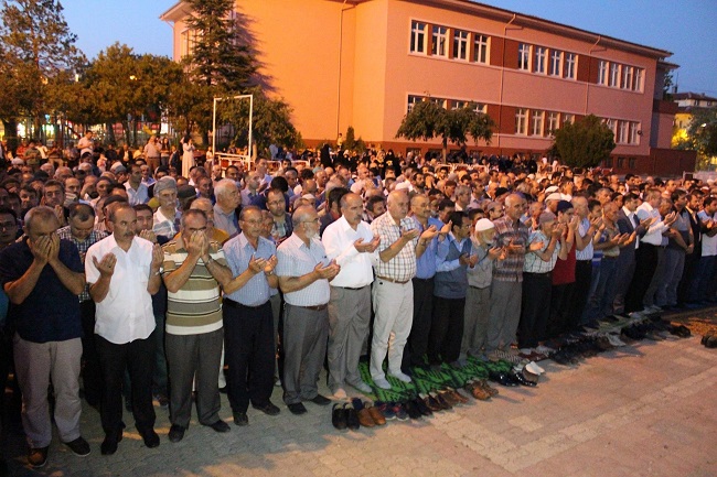 DEMOKRASİ ŞEHİTLERİ DUALARLA ANILDI