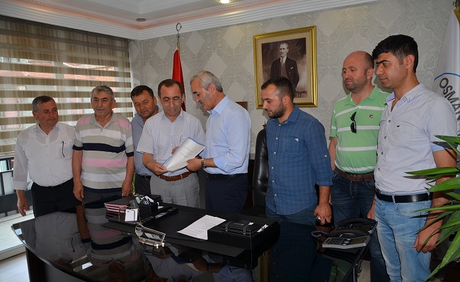 AK PARTİ İLÇE YÖNETİMİ MEYDANIN İSİM DEĞİŞİKLİĞİ DİLEKÇESİNİ BELEDİYE BAŞKANINA ELDEN TESLİM ETTİLER. (İSMAİL KABAKDERE/ÇORUM-İHA)