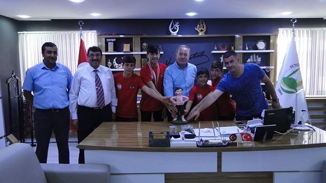 SUNGURLU BELEDİYESPOR YÖNETİCİLERİ BAŞKAN ŞAHİNER'İ MAKAMINDA ZİYARET ETTİ (SERKAN ŞANSEVER/ÇORUM-İHA)