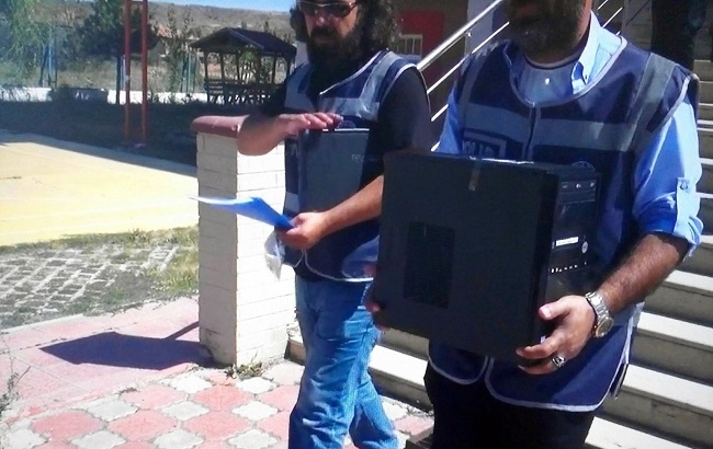 ÇORUM'UN SUNGURLU İLÇESİNDEKİ ÖZEL BİR OKULA FETÖ/PDY SORUŞTURMASI KAPSAMINDA DÜZENLENEN OPERASYONDA BİLGİSAYARLARA VE HARD DİSKLERE EL KONDU. (SERKAN ŞANSEVER/ÇORUM-İHA)