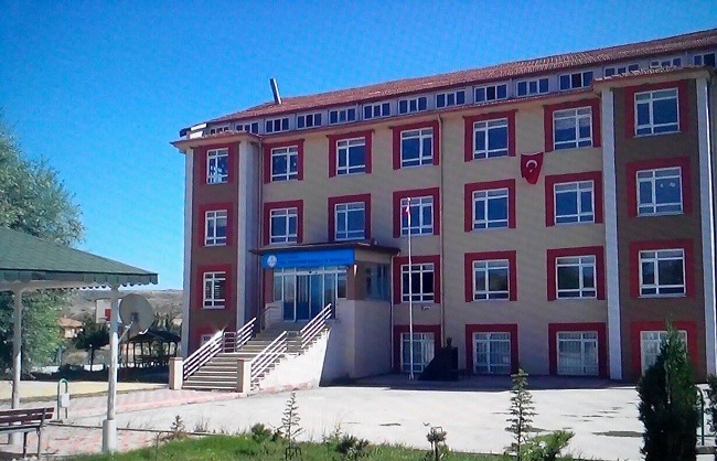 ÇORUM'UN SUNGURLU İLÇESİNDEKİ ÖZEL BİR OKULA FETÖ/PDY SORUŞTURMASI KAPSAMINDA DÜZENLENEN OPERASYONDA BİLGİSAYARLARA VE HARD DİSKLERE EL KONDU. (SERKAN ŞANSEVER/ÇORUM-İHA)