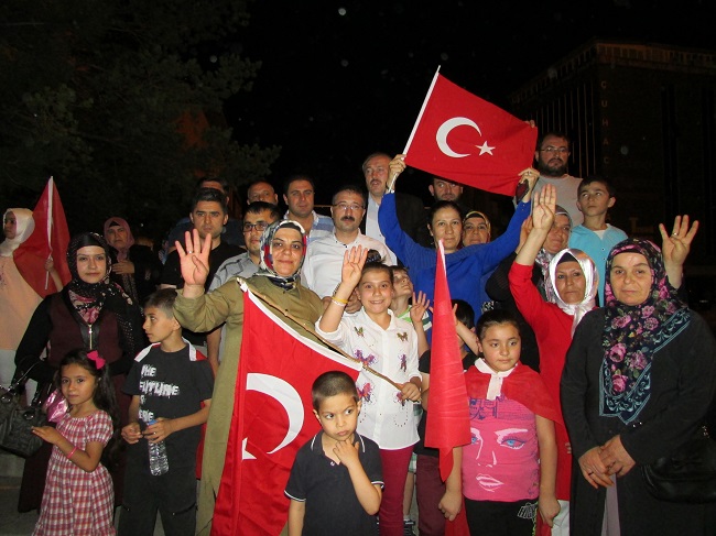 GEVŞEMEDEN DEMOKRASİ NÖBETİNE DEVAM EDİN