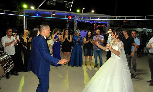 DARBE GİRİŞİMİNİN ARDINDAN BİRLİĞİNE ÇAĞRILINCA ÇORUM OSMANCIK İLÇESİNDE YAPILAN DÜĞÜNÜNE KATILAMAYAN UZMAN JANDARMA ÇAVUŞ ALPER AKYAR, MEMLEKETİ MANİSA’NIN SALİHLİ İLÇESİNDE YAPILAN DÜĞÜNÜNE KATILABİLDİ. (BEHZAT AKCAN/MANİSA-İHA)