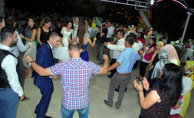 DARBE GİRİŞİMİNİN ARDINDAN BİRLİĞİNE ÇAĞRILINCA ÇORUM OSMANCIK İLÇESİNDE YAPILAN DÜĞÜNÜNE KATILAMAYAN UZMAN JANDARMA ÇAVUŞ ALPER AKYAR, MEMLEKETİ MANİSA’NIN SALİHLİ İLÇESİNDE YAPILAN DÜĞÜNÜNE KATILABİLDİ. (BEHZAT AKCAN/MANİSA-İHA)