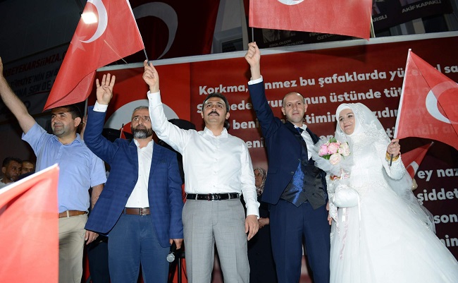 ÇORUM'DA DÜNYA EVİNE GİREN EMRE VE AYNUR UĞUROL ÇİFTİ DARBE GİRİŞİMİNE KARŞI DEMOKRASİ NÖBETİ TUTTU (M. MUTTALİP YALÇIN/ÇORUM-İHA)