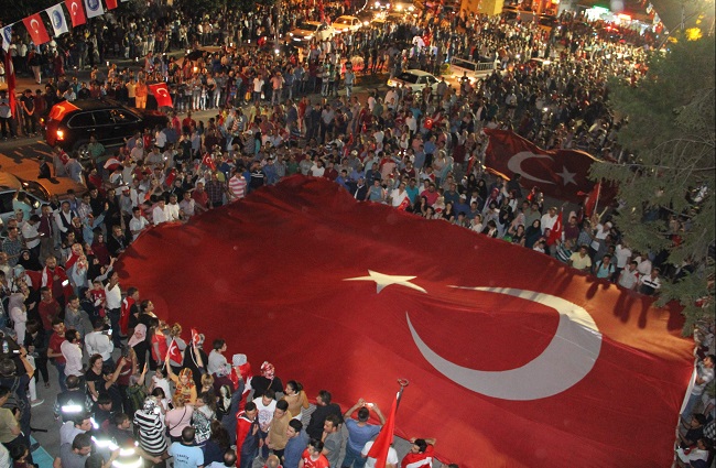 ÇORUM'DA ELLERİNE TÜRK BAYRAKLARINI ALAN VATANDAŞLAR MEYDANLARA AKIN ETTİ (M. MUTTALİP YALÇIN/ÇORUM-İHA)