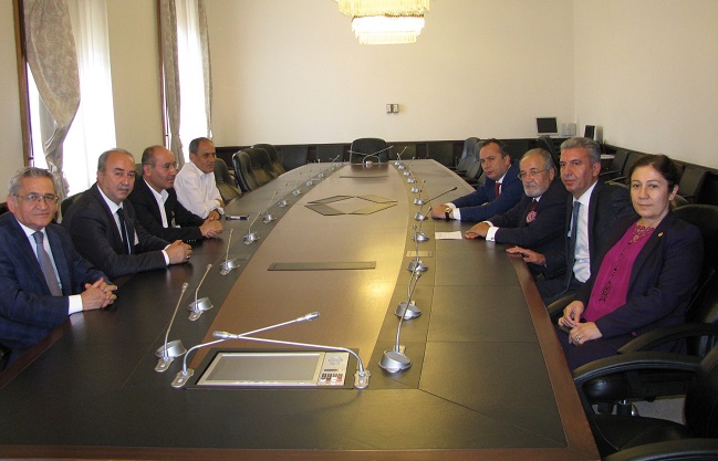 TBMM GENEL SEKRETERLİK SALONUNDA GERÇEKLEŞEN ZİYARETE AK PARTİ ÇORUM MİLLETVEKİLİ VE TBMM İDARE AMİRİ SALİM USLU, CHP ÇORUM MİLLETVEKİLİ VE İDARE AMİRİ TUFAN KÖSE İLE AK PARTİ ÇORUM MİLLETVEKİLLERİ AHMET SAMİ CEYLAN VE LÜTFİYE İLKSEN CERİTOĞLU KURT EV SAHİPLİĞİ YAPTILAR (İHA/ÇORUM-İHA)