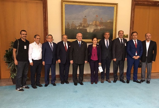 TBMM BAŞKANI KAHRAMAN ÇORUM MİLLETVEKİLLERİ VE GAZETECİLERLE HATIRA FOTOĞRAFI ÇEKTİRDİ (İHA/ÇORUM-İHA)