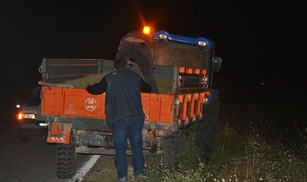 TRAKTÖRÜ FARK ETMEDİ 7 KİŞİ YARALANDI