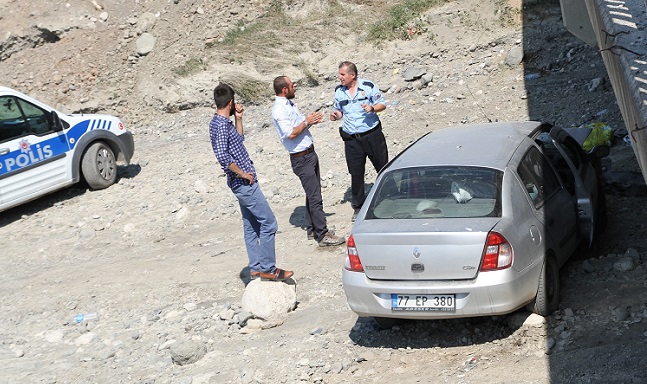 ÇORUM'UN OSMANCIK İLÇESİ YAKINLARINDA MEYDANA GELEN İKİ AYRI TRAFİK KAZASINDA 6 KİŞİ YARALANDI. (İHA/ÇORUM-İHA)