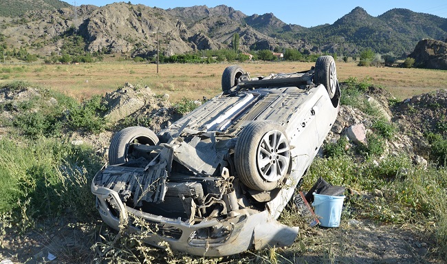 ÇORUM'UN OSMANCIK İLÇESİ YAKINLARINDA MEYDANA GELEN TRAFİK KAZASINDA AYNI AİLEDEN 3 KİŞİ YARALANDI. (İSMAİL KABAKDERE/ÇORUM-İHA)