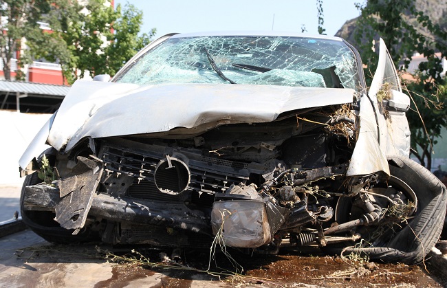 ÇAMPINAR KÖYÜ YAKINLARINDA MEYDANA GELEN BİR BAŞKA TRAFİK KAZASINDA KONTROLDEN ÇIKAN OTOMOBİL TARLAYA UÇTU. (İHA/ÇORUM-İHA)