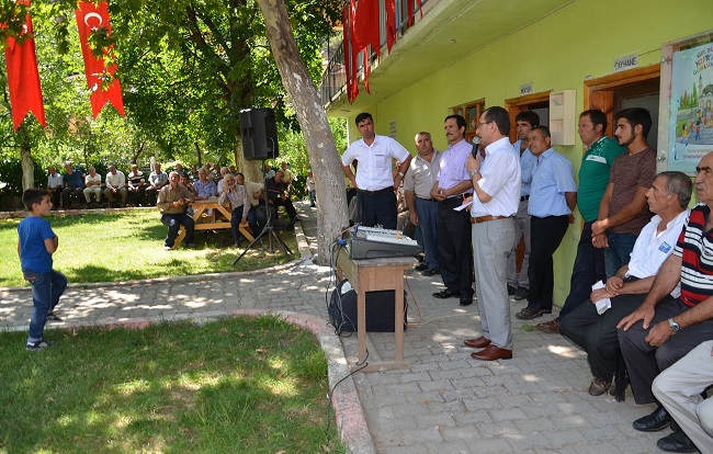 YUKARIZEYTİN KÖYÜNDE GERÇEKLEŞTİRİLEN DEMOKRASİ NÖBETİNE KÖYLÜLER TAM KATILIM SAĞLADILAR. (İSMAİL KABAKDERE/ÇORUM-İHA)