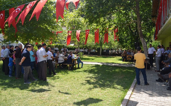 YUKARIZEYTİN KÖYÜ MUHTARI AK PARTİ İLÇE YÖNETİMİNE KENDİLERİNE VERDİKLERİ DESTEK İÇİN TEŞEKKÜR ETTİ. (İSMAİL KABAKDERE/ÇORUM-İHA)