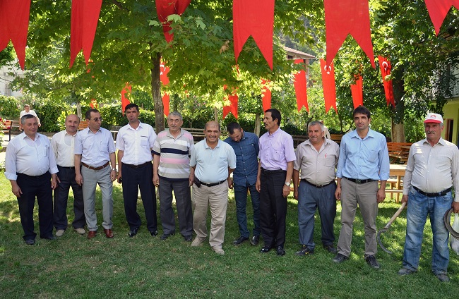 ÇORUM’UN BU KÖYÜ BAYRAKLARLA DONATILDI