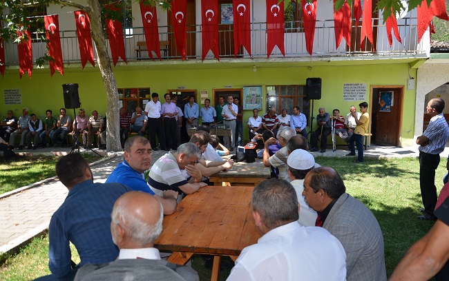 DEMOKRASİ NÖBETİNDE YUKARIZEYTİN KÖYÜ DE PROGRAM YAPTI. (İSMAİL KABAKDERE/ÇORUM-İHA)