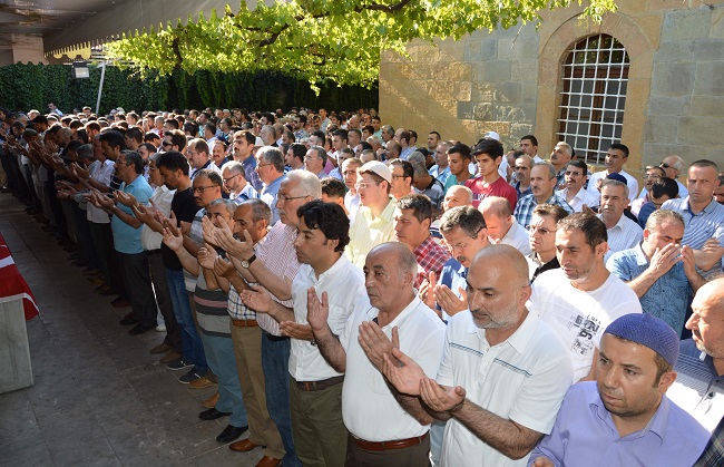 ÇORUM'DA ASKERİ DARBE GİRİŞİMİNDE HAYATINI KAYBEDEN DEMOKRASİ ŞEHİTLERİ İÇİN CENAZE NAMAZI KILINDI (M. MUTTALİP YALÇIN/ÇORUM-İHA)