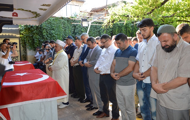 ŞEHİTLER İÇİN GIYABİ CENAZE NAMAZI KILINDI