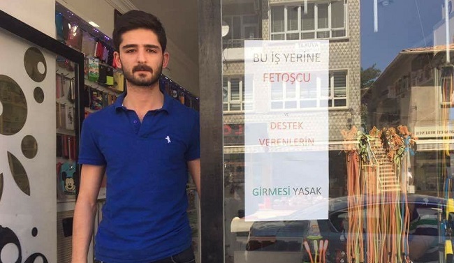 ÇORUM'UN SUNGURLU İLÇESİNDE ASKERİ DARBE GİRİŞİMİNE TEPKİ GÖSTEREN İKİ ESNAF İLGİNÇ BİR TEPKİ ORTAYA KOYDU. (SERKAN ŞANSEVER/ÇORUM-İHA)