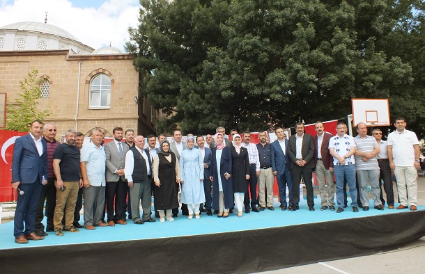 ÇORUM İMAM HATİP LİSESİ MEZUNLARI GELENEKSEL KEŞKEK GÜNÜ'NDE BULUŞTU. İMAM HATİP LİSESİ BAHÇESİNDE DÜZENLENEN KEŞKEK GÜNÜ'NE ÇORUM VALİSİ NECMEDDİN KILIÇ, ORDU VALİSİ İRFAN BALKANLIOĞLU, AK PARTİ İSTANBUL MİLLETVEKİLİ FEYZULLAH KIYIKLIK, AK PARTİ GENEL MERKEZ TEŞKİLAT BAŞKAN YARDIMCISI MURAT YILDIRIM, BELEDİYE BAŞKANI MUZAFFER KÜLCÜ, HİTİT ÜNİVERSİTESİ REKTÖRÜ PROF. DR. REHA METİN ALKAN, EMNİYET MÜDÜRÜ MURAT KOLCU, GENÇLİK VE SPOR İL MÜDÜRÜ HAŞİM EĞER, AK PARTİ ÇORUM İL BAŞKANI RUMİ BEKİROĞLU, AK PARTİ ÇORUM MERKEZ İLÇE BAŞKANI YAŞAR ANAÇ VE İMAM HATİP LİSESİ MEZUNLARI KATILDI. (İHA/ÇORUM-İHA)