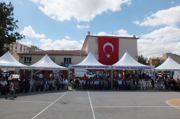 ÇORUM İMAM HATİP LİSESİ MEZUNLARI GELENEKSEL KEŞKEK GÜNÜ'NDE BULUŞTU. İMAM HATİP LİSESİ BAHÇESİNDE DÜZENLENEN KEŞKEK GÜNÜ'NE ÇORUM VALİSİ NECMEDDİN KILIÇ, ORDU VALİSİ İRFAN BALKANLIOĞLU, AK PARTİ İSTANBUL MİLLETVEKİLİ FEYZULLAH KIYIKLIK, AK PARTİ GENEL MERKEZ TEŞKİLAT BAŞKAN YARDIMCISI MURAT YILDIRIM, BELEDİYE BAŞKANI MUZAFFER KÜLCÜ, HİTİT ÜNİVERSİTESİ REKTÖRÜ PROF. DR. REHA METİN ALKAN, EMNİYET MÜDÜRÜ MURAT KOLCU, GENÇLİK VE SPOR İL MÜDÜRÜ HAŞİM EĞER, AK PARTİ ÇORUM İL BAŞKANI RUMİ BEKİROĞLU, AK PARTİ ÇORUM MERKEZ İLÇE BAŞKANI YAŞAR ANAÇ VE İMAM HATİP LİSESİ MEZUNLARI KATILDI. (İHA/ÇORUM-İHA)