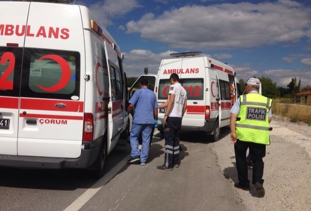 ÇORUM’DA SÜRÜCÜ VİRAJI ALAMADI: 4 YARALI