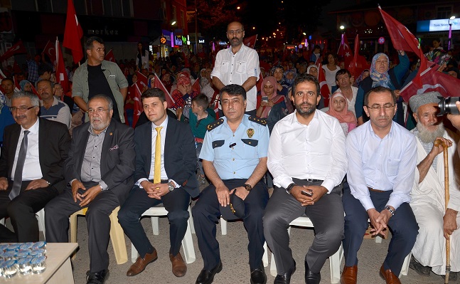 DEMOKRASİ NÖBETİNE MİLLETVEKİLLERİ VE PROTOKOL ÜYELERİ KATILDI. (İSMAİL KABAKDERE/ÇORUM-İHA)