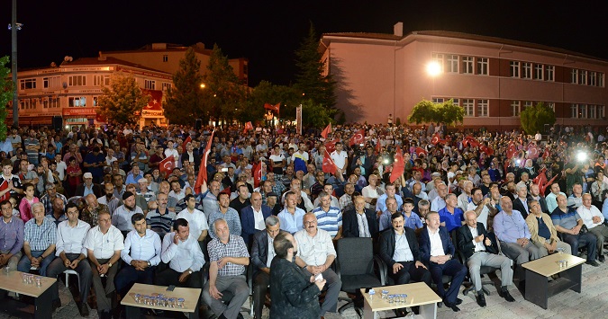 ÇORUM BELEDİYE BAŞKANI MUZAFFER KÜLCÜ, DEMOKRASİ NÖBETLERİ KAPSAMINDA SUNGURLU İLÇESİNDE HALKA HİTAP ETTİ (M. MUTTALİP YALÇIN/ÇORUM-İHA)