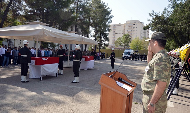 DİYARBAKIR'IN LİCE İLÇESİ KIRSALINDA TERÖRİSTLERLE ÇIKAN ÇATIŞMADA ŞEHİT DÜŞEN JANDARMA UZMAN ÇAVUŞLAR KADİR KARAMAN VE SALİH HAYIRSÖZ İÇİN DİYARBAKIR ASKER HASTANESİ'NDE TÖREN DÜZENLENDİ. (EMRAH KIZIL/DİYARBAKIR-İHA)