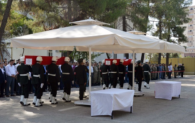 ŞEHİT JANDARMA UZMAN ÇAVUŞLAR KADİR KARAMAN VE SALİH HAYIRSÖZ'ÜN TÜRK BAYRAĞINA SARILI CENAZELERİ, DİYARBAKIR ASKER HASTANESİ'NDE DÜZENLENEN TÖRENİN ARDINDAN MEMLEKETLERİNE UĞURLANDI. (EMRAH KIZIL/DİYARBAKIR-İHA)
